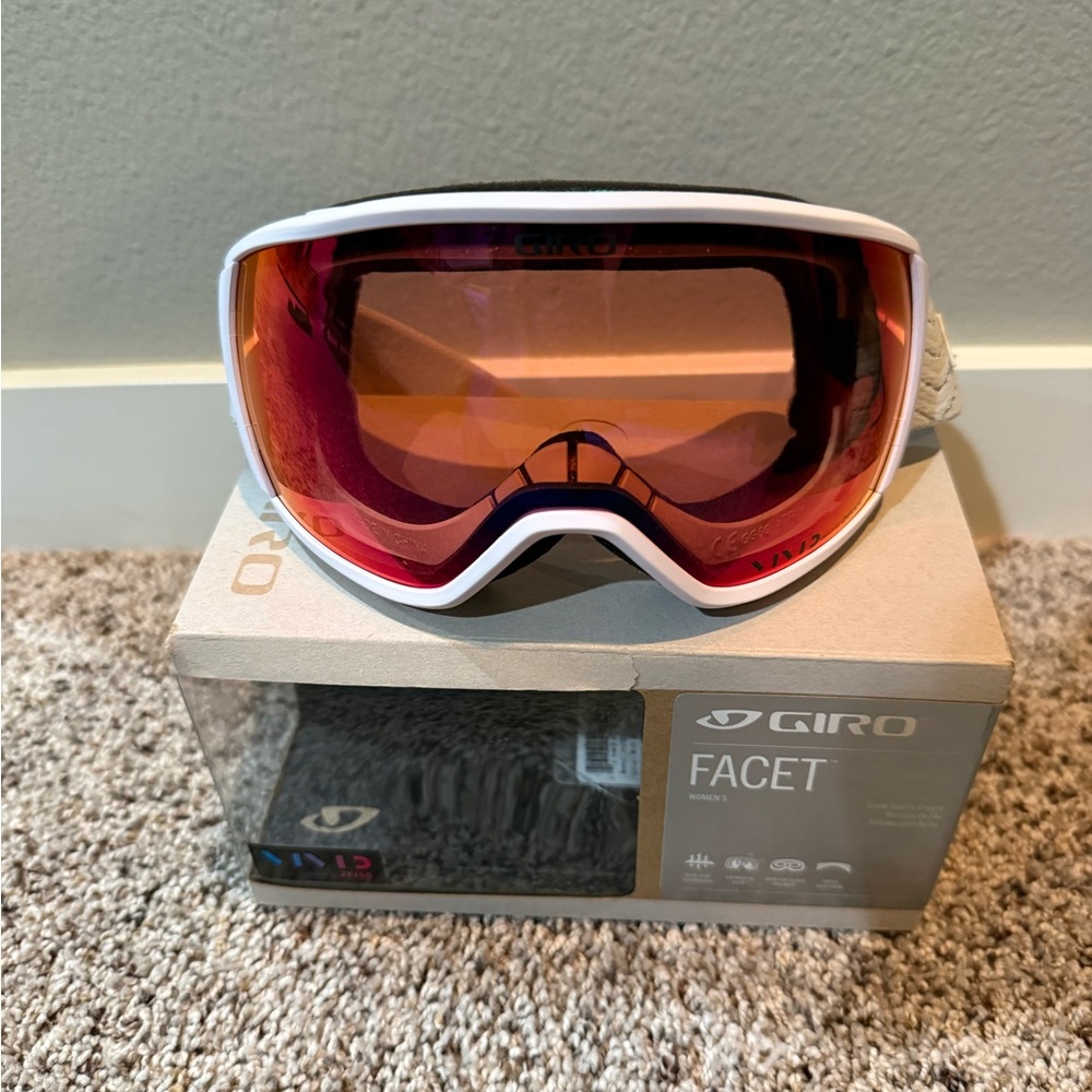 Snowboarding Goggles - Picture 2 of 7